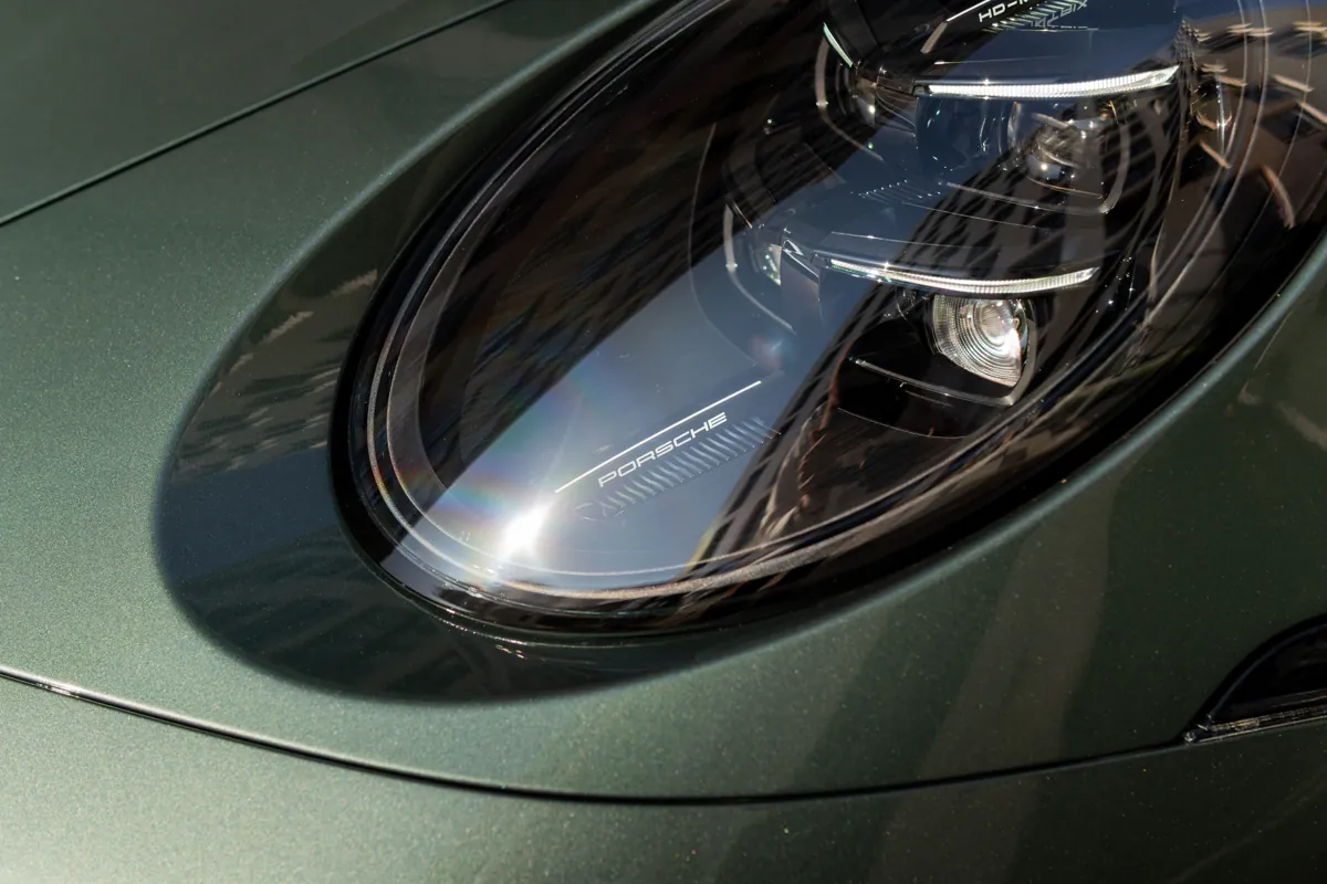Фара Porsche 911 Turbo S в цвете Malachite Green крупным планом